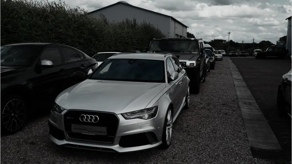 Silberner Audi RS 6 auf dem Freigelände