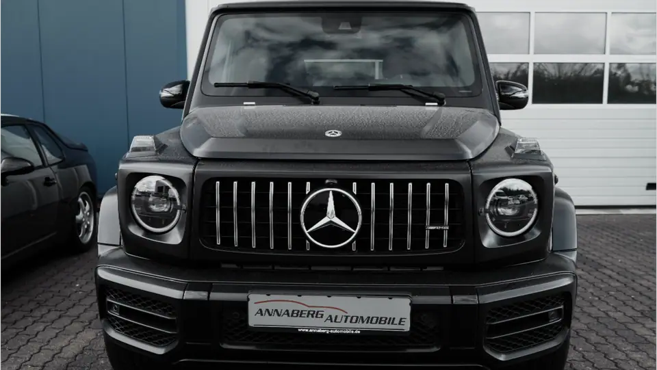 Mercedes-AMG G 63 mit Annaberg-Kennzeichen vor dem Firmengebäude