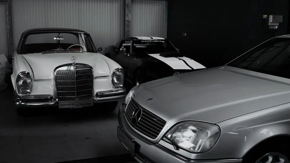 Mercedes-Benz W111 Coupé und S-Klasse Coupé in der Halle