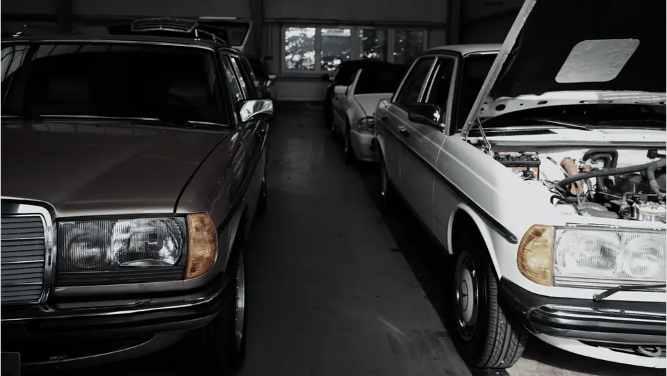 Mercedes-Benz W123 mit geöffneter Motorhaube