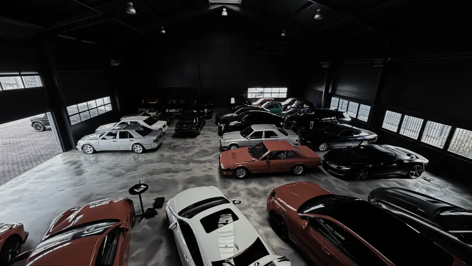 Blick in die Ausstellungshalle von Annaberg Automobile mit zahlreichen Fahrzeugen